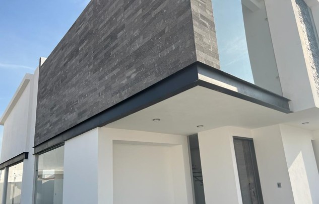 Fachada terminada de la casa Erik Landa Verde